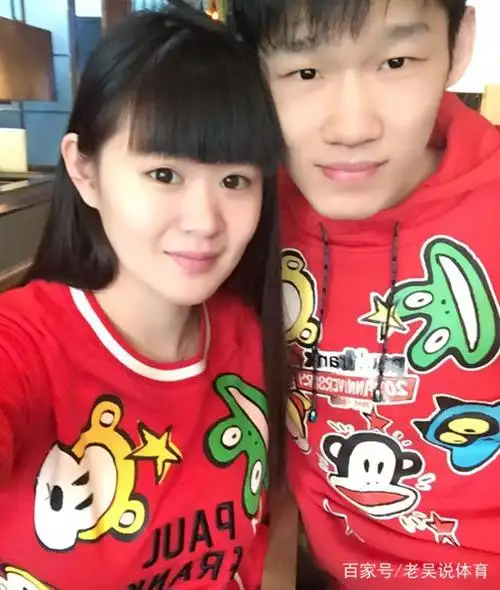 胡金秋和女友在湖边合影!女友身材高挑,能到2米11胡金秋脖子