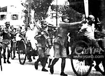 枪决前,汉奸被拉出去游街示众