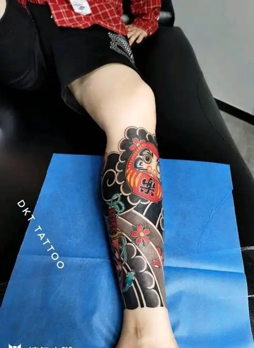 老传统包小腿达摩蛋福锤纹身图片腿部老传统遮盖纹身图案