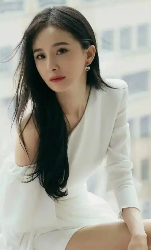 杨幂这一让,彻底暴露了"真实人品",难怪她会被嘉行"踢出局"