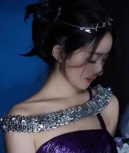 倪妮暗夜女爵vs赵丽颖雪祭司神女妆一个英姿帅气一个雪花神女