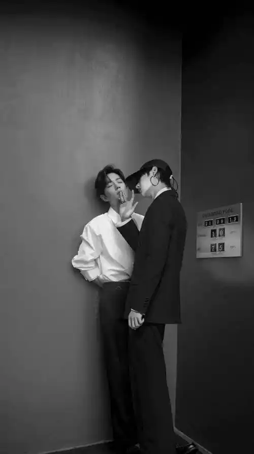 在这张照片中,王一博身着黑色西装霸气十足,而肖战白衣