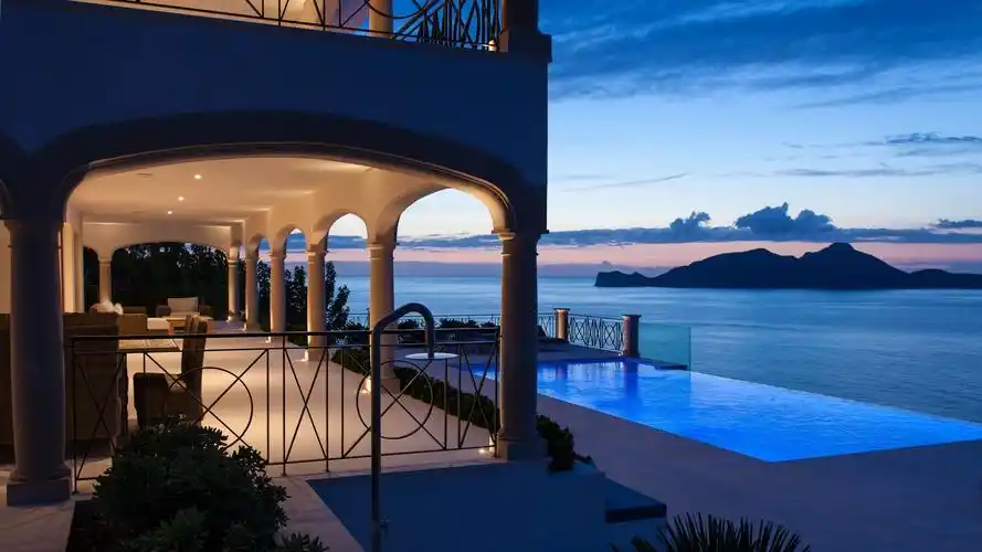 海边别墅泳池晚上风景壁纸