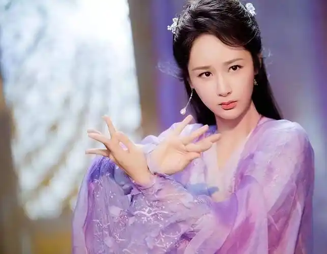 从神话剧《天乩之白蛇传说》,饰演小白蛇白夭夭一角;再到古装神话爱情