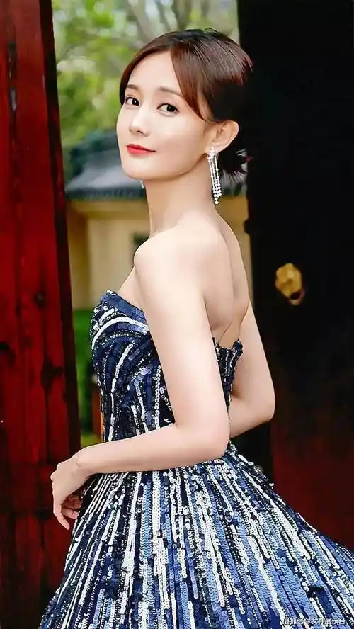 李一桐惊艳身材曝光:颜值与实力并存的女神_胡一天_比例_网友