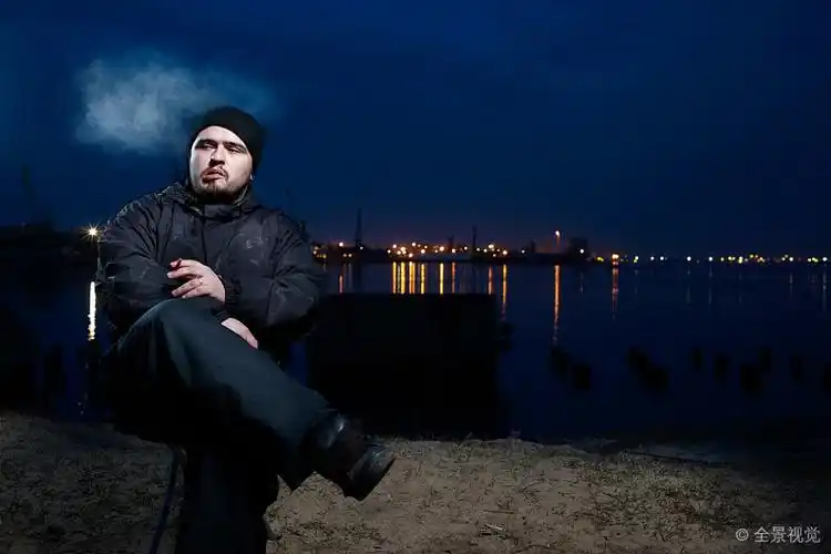 吸烟_喝_男人_纨绔子弟_夜晚_城市_高清图片_全景视觉