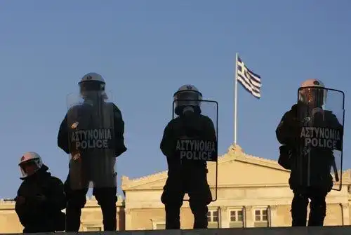 希腊财政短缺欲"出租"警察 每人每小时30欧元