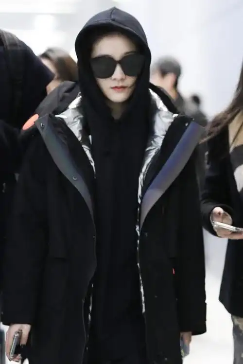 张雪迎全黑look现身机场 墨镜遮面攻气十足