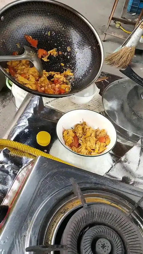 这么热的天,大嫂做饭给我们吃,幸苦大嫂了