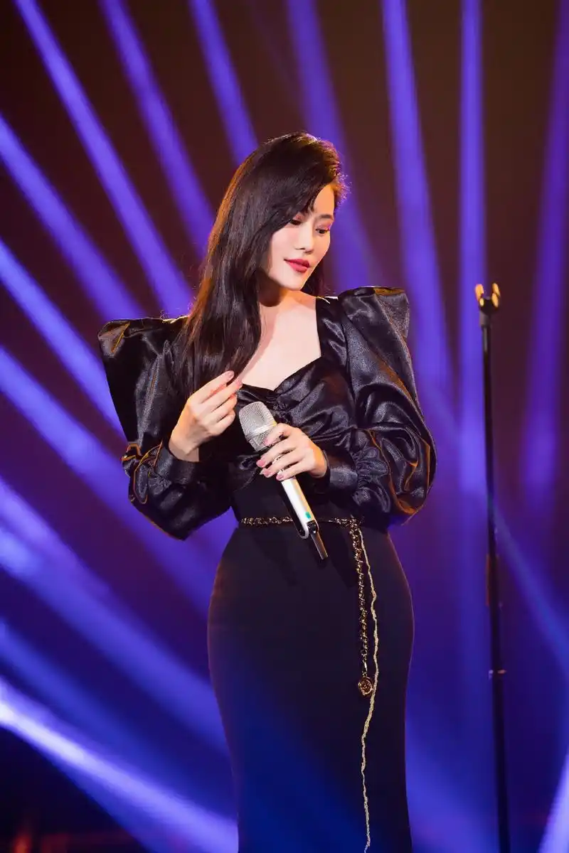 袁娅维晒复古风自拍风韵十足 盯镜头浅笑电眼迷人_娱乐频道_中国青年