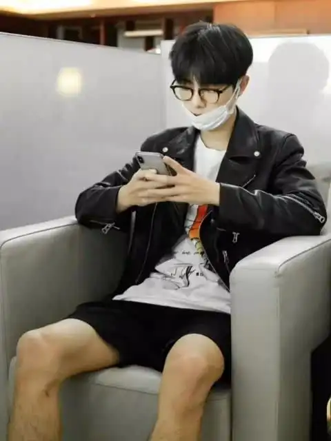 肖战的迷之穿搭,皮衣配短裤,这种混搭风真是妥妥的花美男!