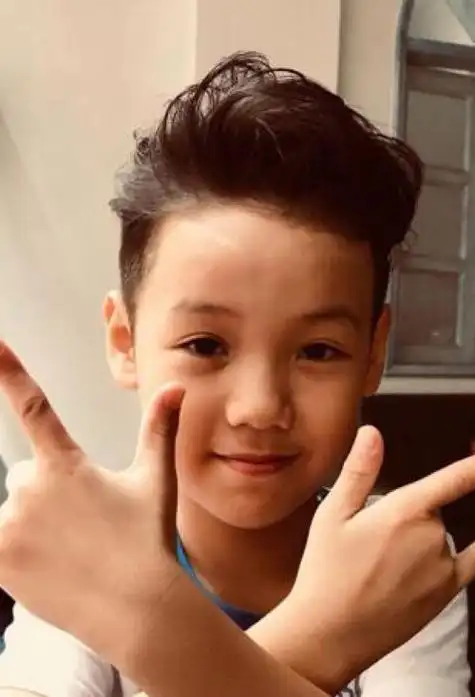 小男孩帅气阳光短头造型 个性时尚的男童发型