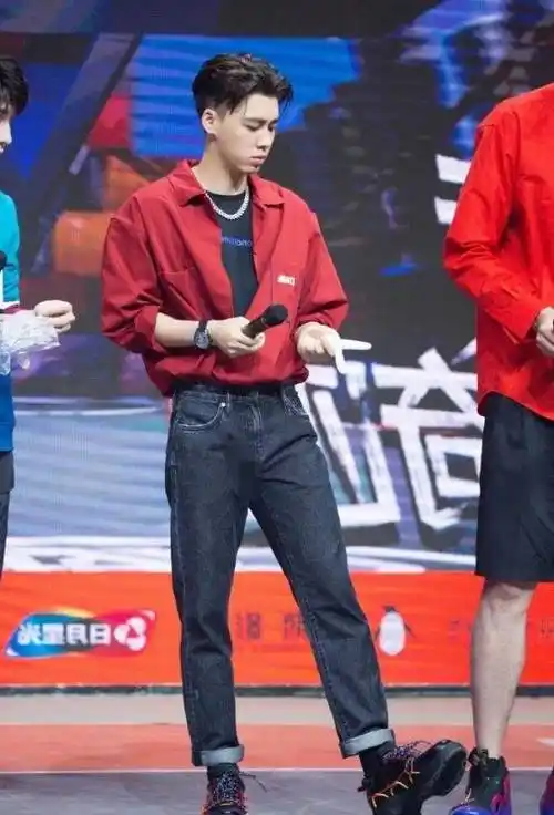 原创李易峰身高181cm结果在职业篮球选手面前他就是个弟弟