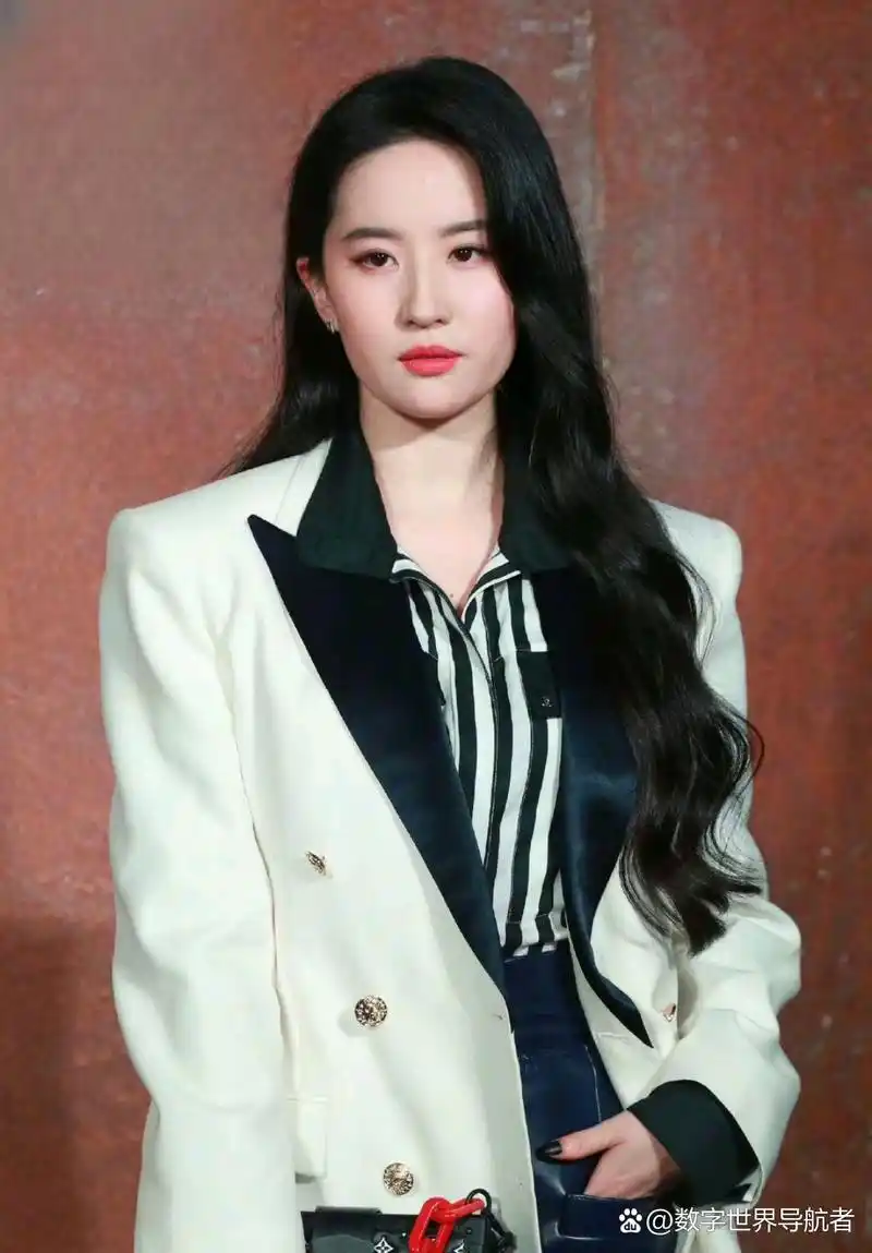 刘浩存和刘亦菲同场活动 刘浩存是张艺谋亲自选中的谋女郎,出道时就