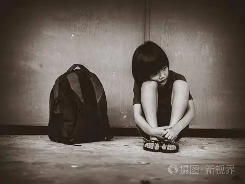 与谷物的复古图片伤心的孩子坐在地板上等待父的书包