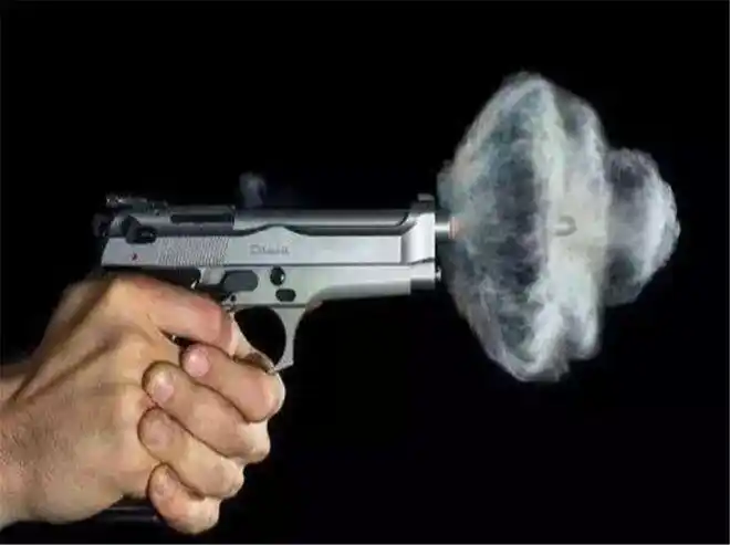 影视剧中,用手指头去堵住枪口,真的能阻挡子弹发射吗?