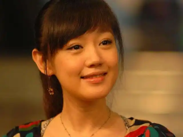 薛佳凝面部浮肿脸垮疑似整容,满脸慈祥似60岁,网友直呼认不出