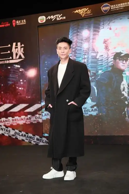 40岁的黄宗泽虽然老了,但颜值还在,一身黑白穿搭还是很有痞帅感