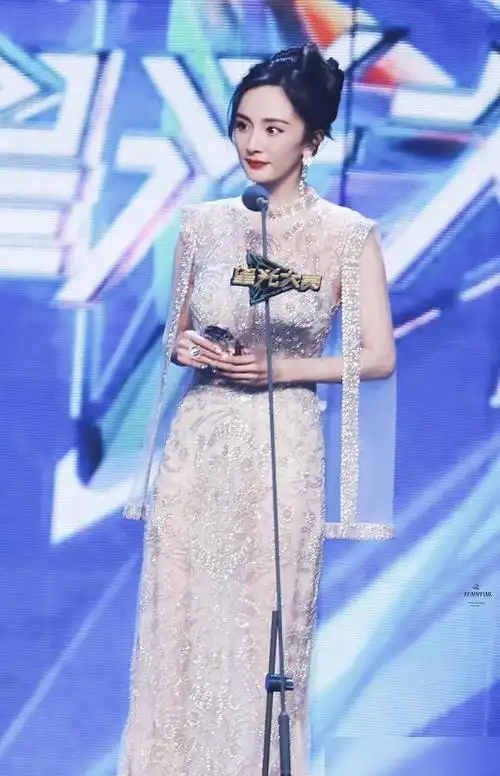 杨幂穿"星光裙"领奖,撩开裙子看清她穿啥鞋,还好这次有人扶|娱乐圈|蝴