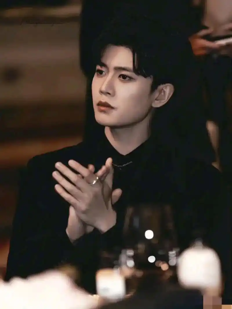 任嘉伦的手真的好好看,听说他把好多不追星的已婚妇女一锅端了?