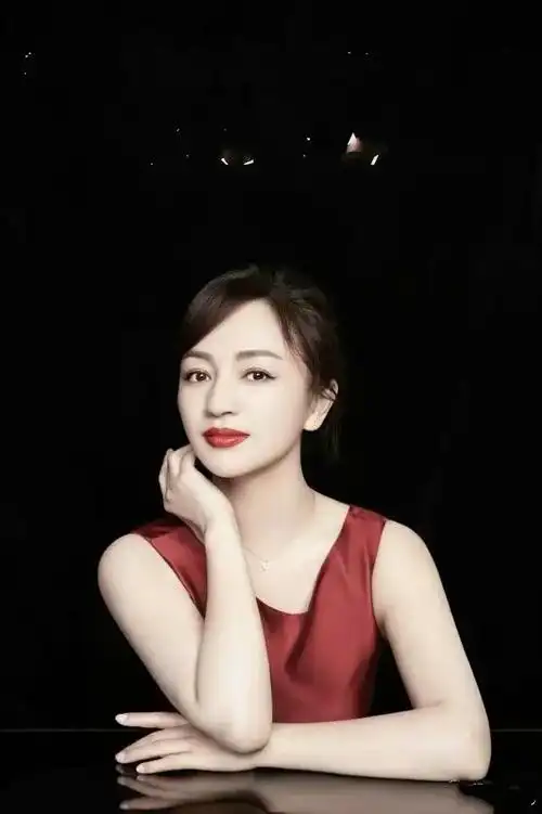 罗海琼高调走红毯,大胆挑战紫色长裙配红丝袜,老板娘就是自信