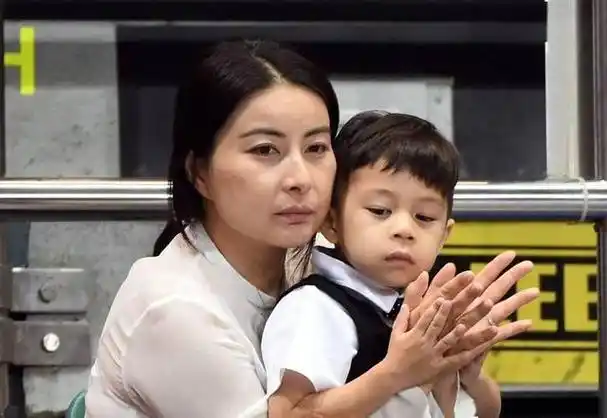 霍启刚曝仨娃正脸,浓眉大眼秀气似三胞胎,分吃一块小蛋糕显节俭