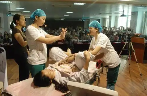 他表示,在生孩子的过程中,大多数女性都第一选择了顺产,后来因为受不