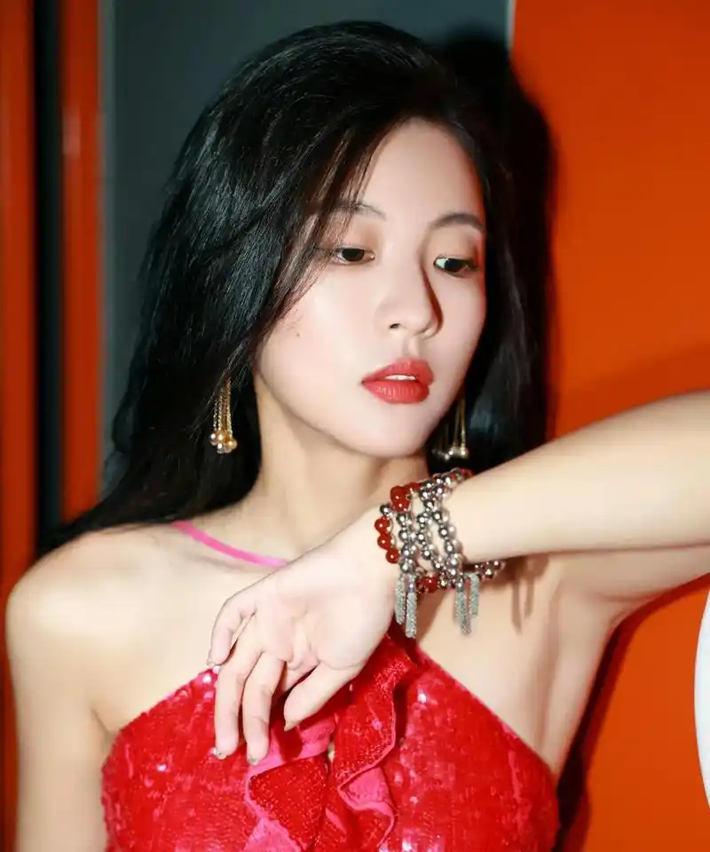 孙芮美人鱼亮片长裙写真,身段真好