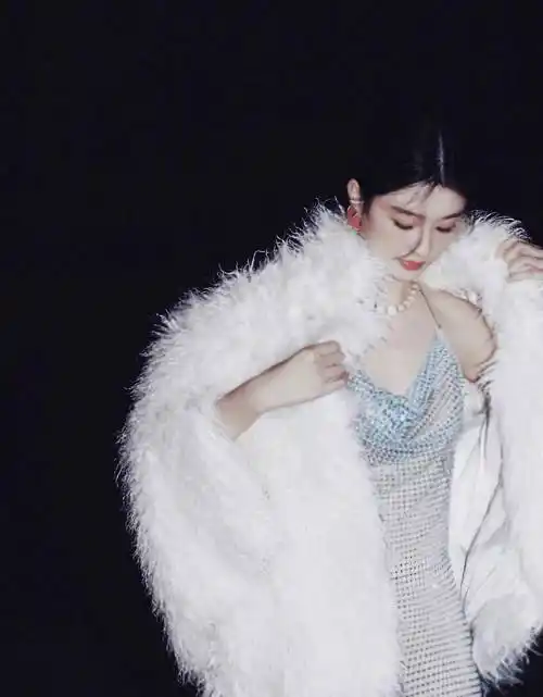 乔欣晒库存照 吊带抹胸皮草镂空齐上阵 露锁骨香肩百变风格魅力无限