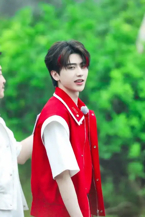 蔡徐坤代言燕京啤酒#cxk#奔跑吧蔡徐坤#210512@蔡徐坤奔跑吧路透