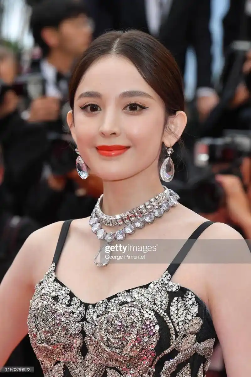 娜扎美到国外,无滤镜无美颜,照样给中国女星"长脸"了!