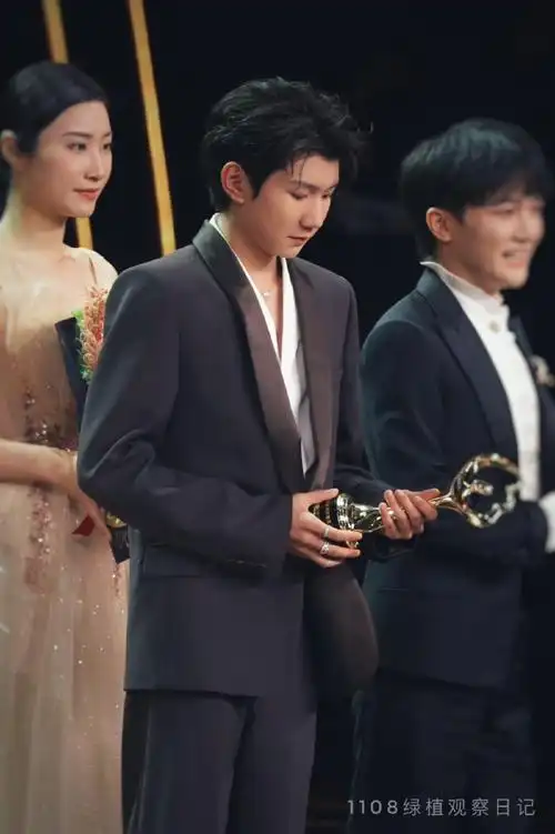 王源#@tfboys-王源手机装兜上台领奖