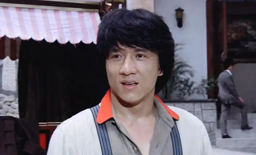 68岁成龙拍戏出意外!摔下马头撞水泥地,头发花白眼闪泪光仍强撑