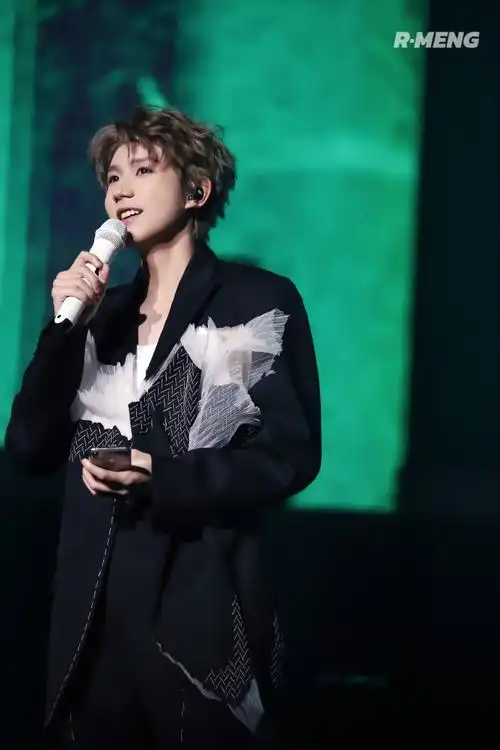 王源出席qq音乐巅峰盛典