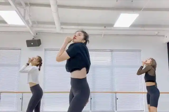 43岁孙莉穿高跟鞋跳舞,站c位气质太绝,旋转时的身影像女儿多多_作业