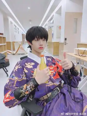 tnt时代少年团tf家族三团长江国际18楼   关注 g 私信 = 超过 8000