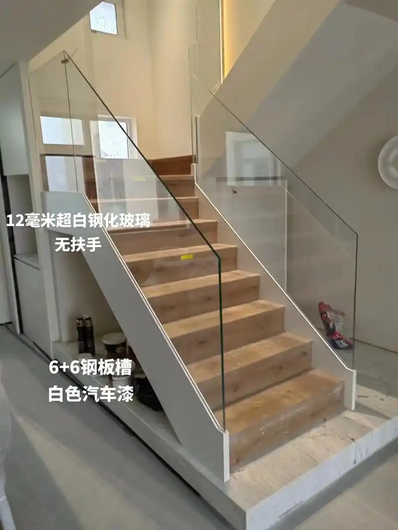 施工现场实拍 #玻璃扶手 #玻璃楼梯 #玻璃无扶手楼梯 钢 - 兑音