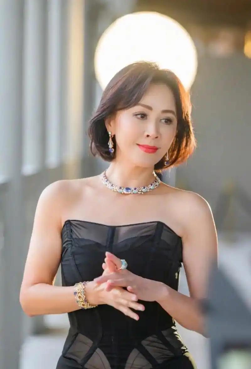 刘嘉玲虽然年龄大了,但是风韵犹存,依然很美,举手投足间尽显成熟女性