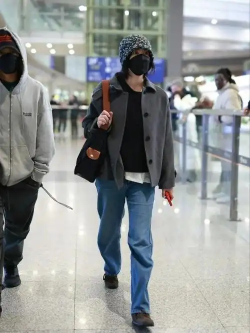 王菲的穿衣理念很简单,就是牛仔裤配卫衣or t恤,甚至御寒的羽绒服也是