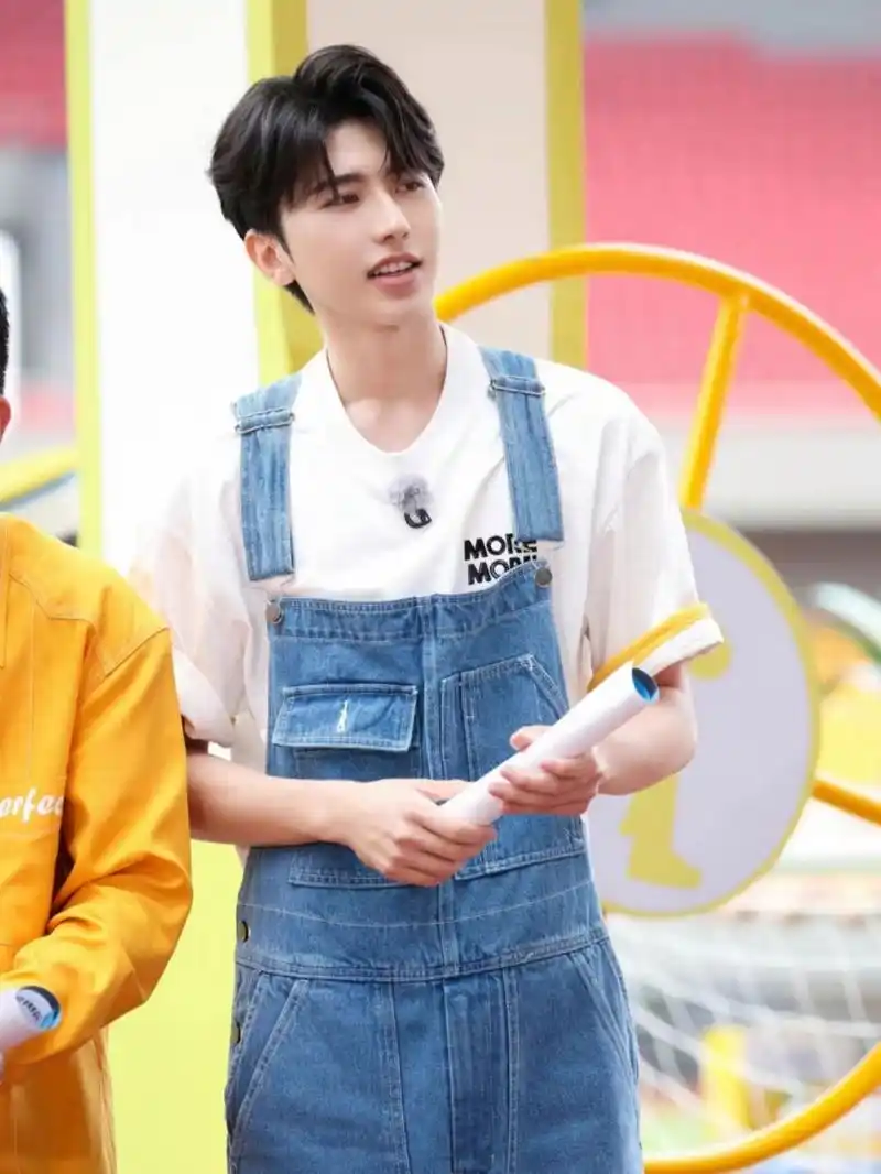 背带裤坤坤好可爱! 喜欢看坤坤穿背带裤,太可爱啦!