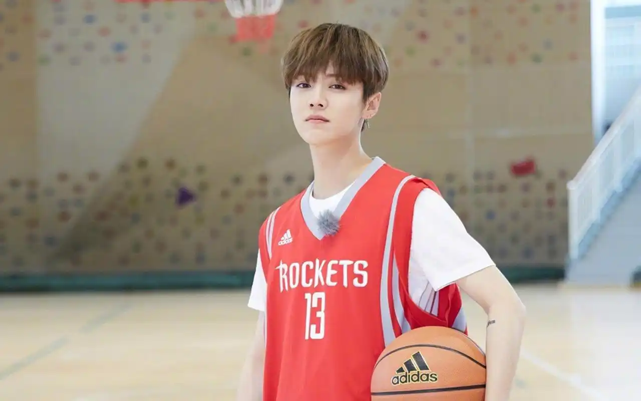 鹿晗打篮球帅气高清桌面壁纸