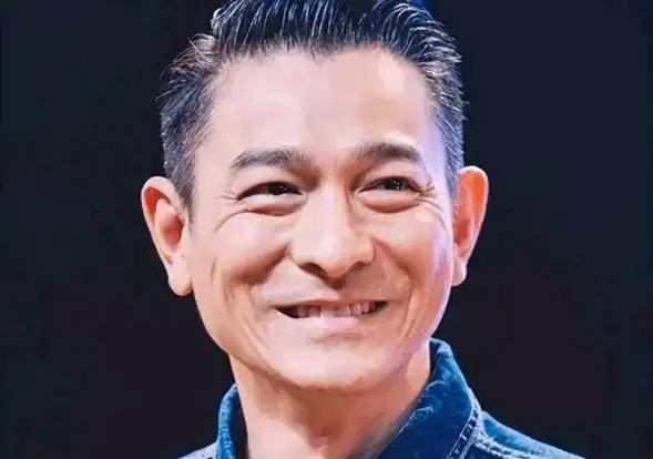 62岁刘德华容颜不老头发花白像极了可爱的满嘴胡渣的大叔