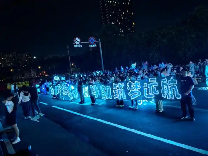 辛苦现场的管理和志愿者～@tfboys-王俊凯今天的蓝海真的好美,所有