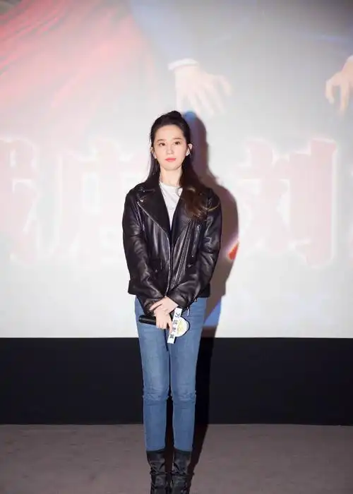 刘亦菲穿紧身牛仔裤,成功遮住大象腿,不笑就是女神