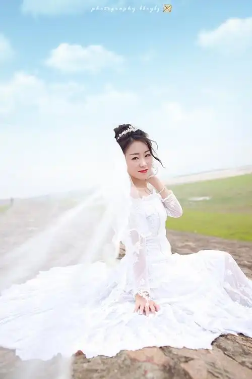 一个人的婚纱照 .