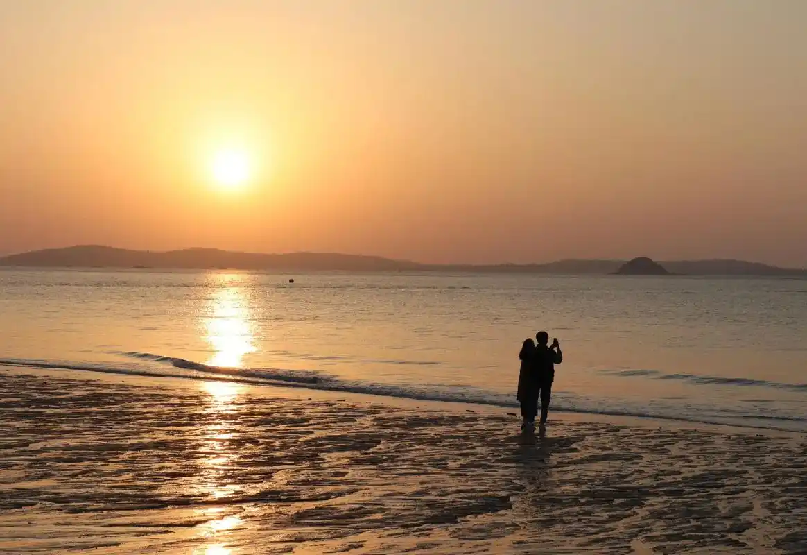 那天的沙滩上有很多人看日出,有互相依偎 - 抖音