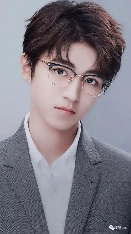 王俊凯周年官方写真合集, hold得住任何造型的帅哥