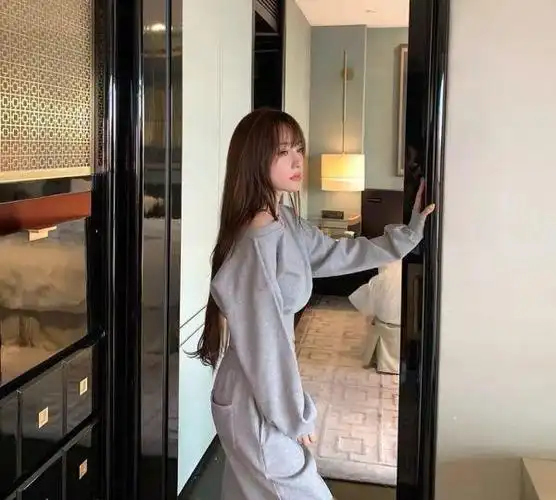 李小璐在宾馆拍大片衣带宽松状态差背景打马赛克引起热议