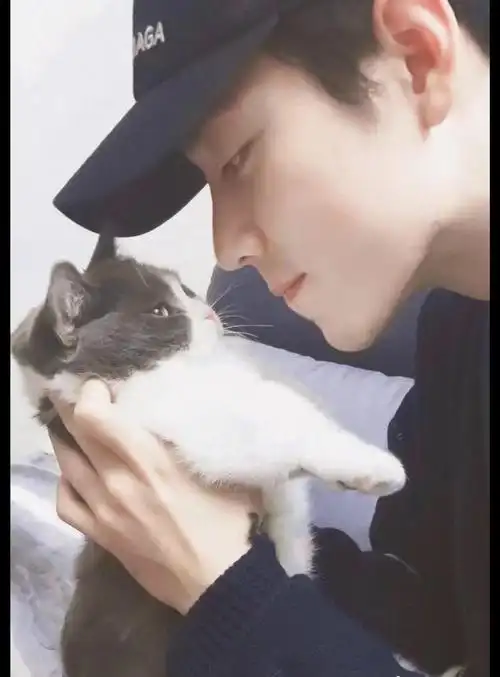 一起来做肖战的小飞侠吧,肖战哥哥宠你哦,哥哥单膝跪地粉丝大合影,好