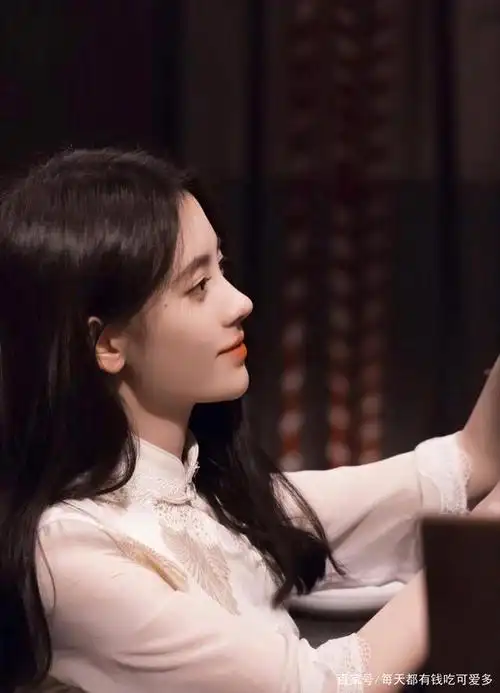 女星侧颜照,鞠婧祎,赵丽颖,热巴,李沁,娜扎等,谁让你动心?